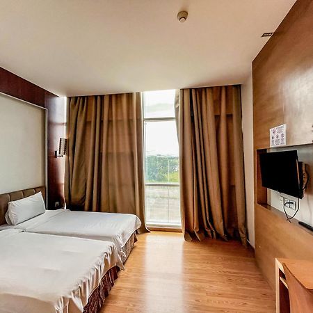 Courtyard Hotel 1Borneo Кота Кинабалу Екстериор снимка