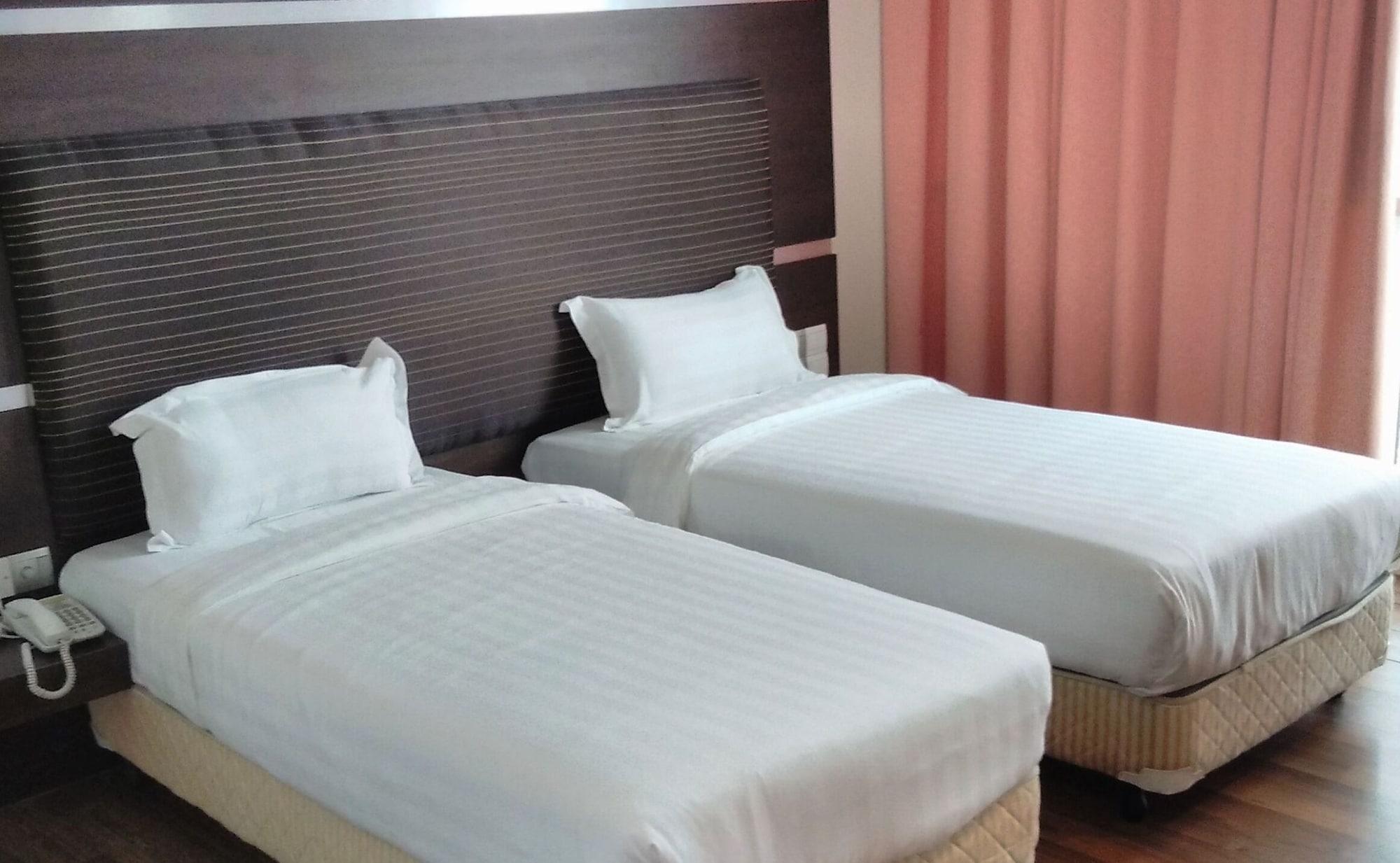 Courtyard Hotel 1Borneo Кота Кинабалу Екстериор снимка