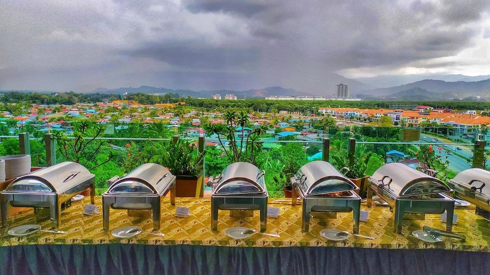 Courtyard Hotel 1Borneo Кота Кинабалу Екстериор снимка