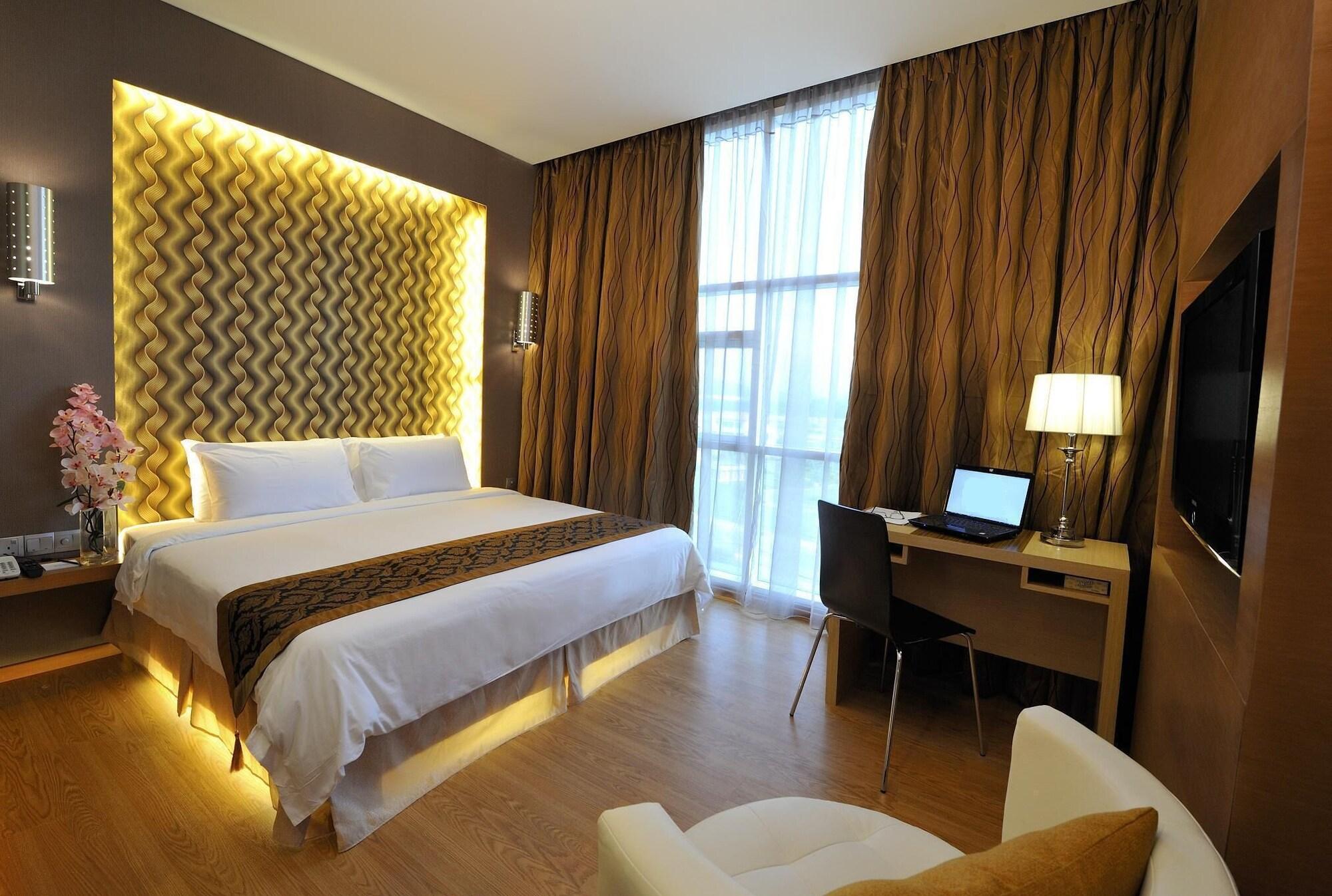 Courtyard Hotel 1Borneo Кота Кинабалу Екстериор снимка
