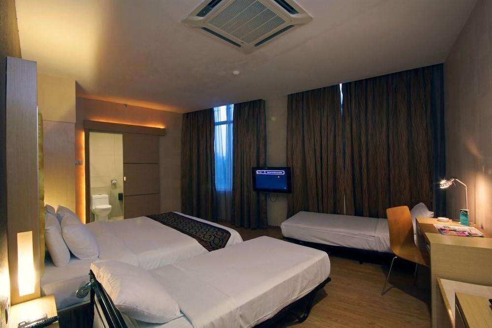 Courtyard Hotel 1Borneo Кота Кинабалу Екстериор снимка