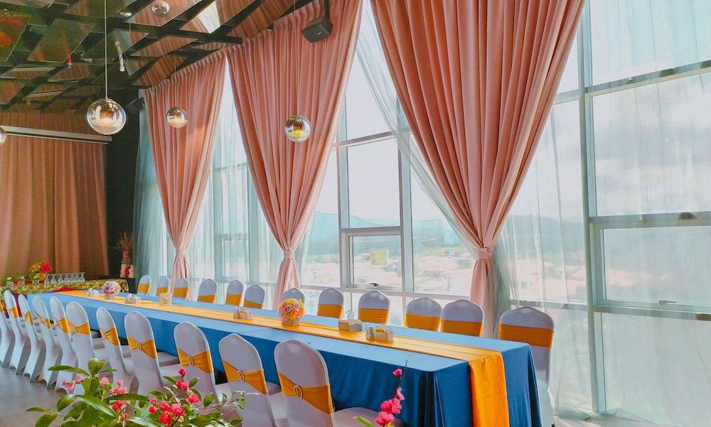 Courtyard Hotel 1Borneo Кота Кинабалу Екстериор снимка