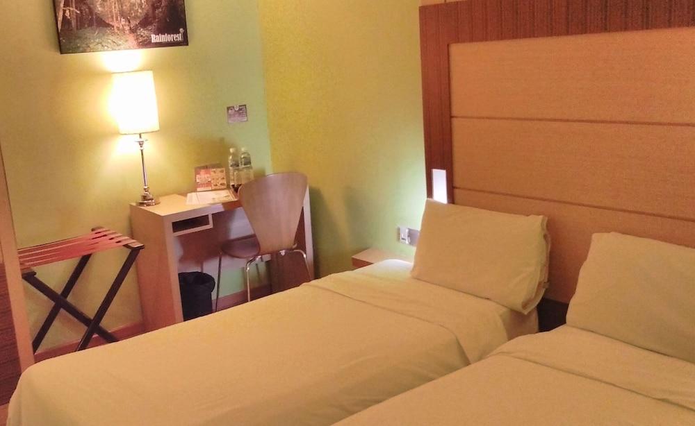 Courtyard Hotel 1Borneo Кота Кинабалу Екстериор снимка