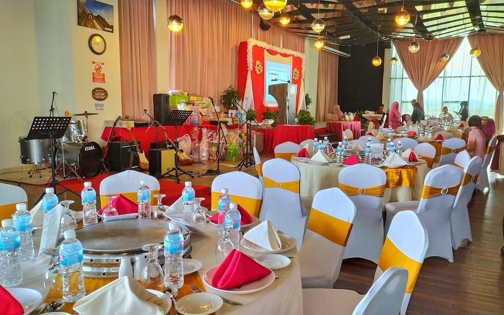 Courtyard Hotel 1Borneo Кота Кинабалу Екстериор снимка
