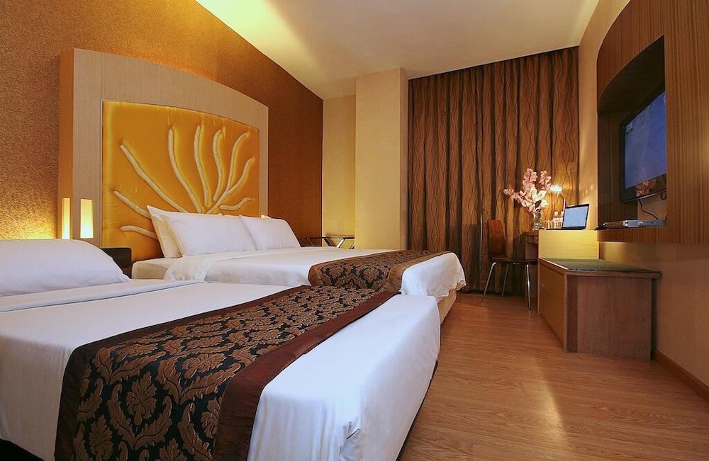 Courtyard Hotel 1Borneo Кота Кинабалу Екстериор снимка
