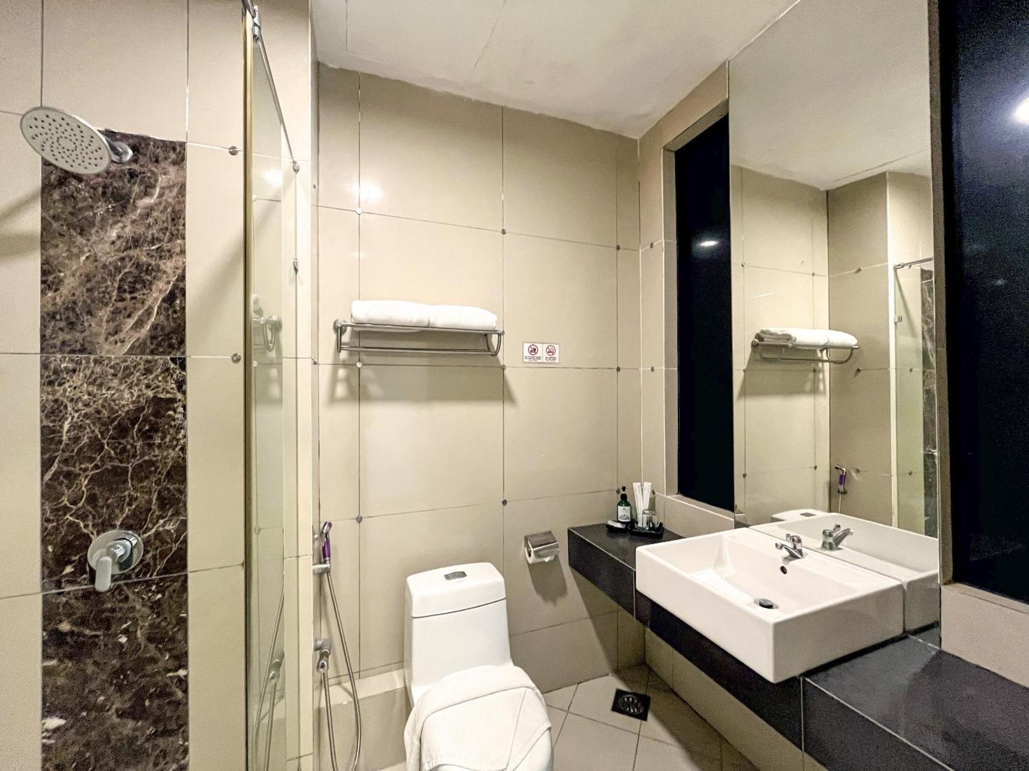 Courtyard Hotel 1Borneo Кота Кинабалу Екстериор снимка