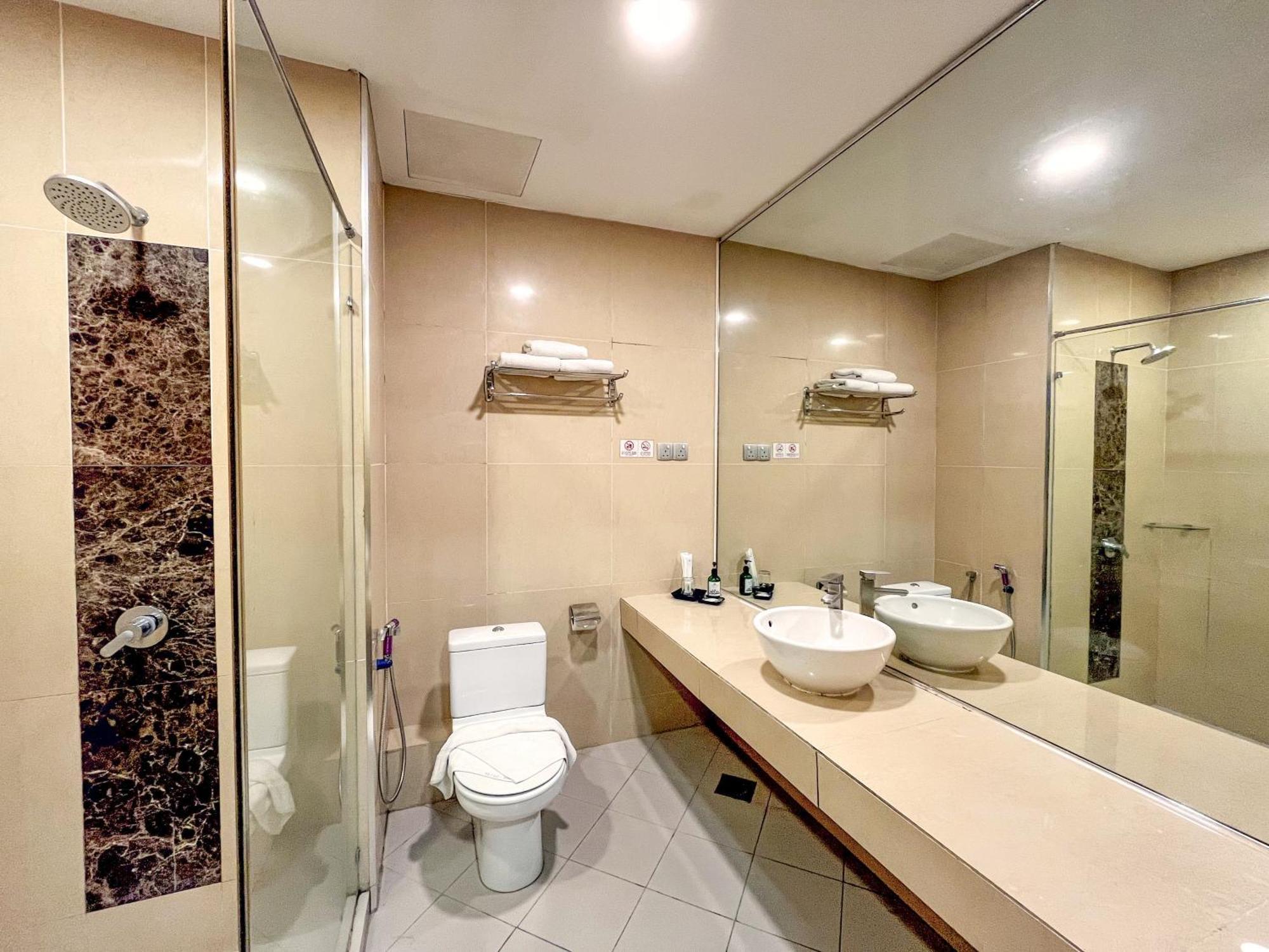 Courtyard Hotel 1Borneo Кота Кинабалу Екстериор снимка