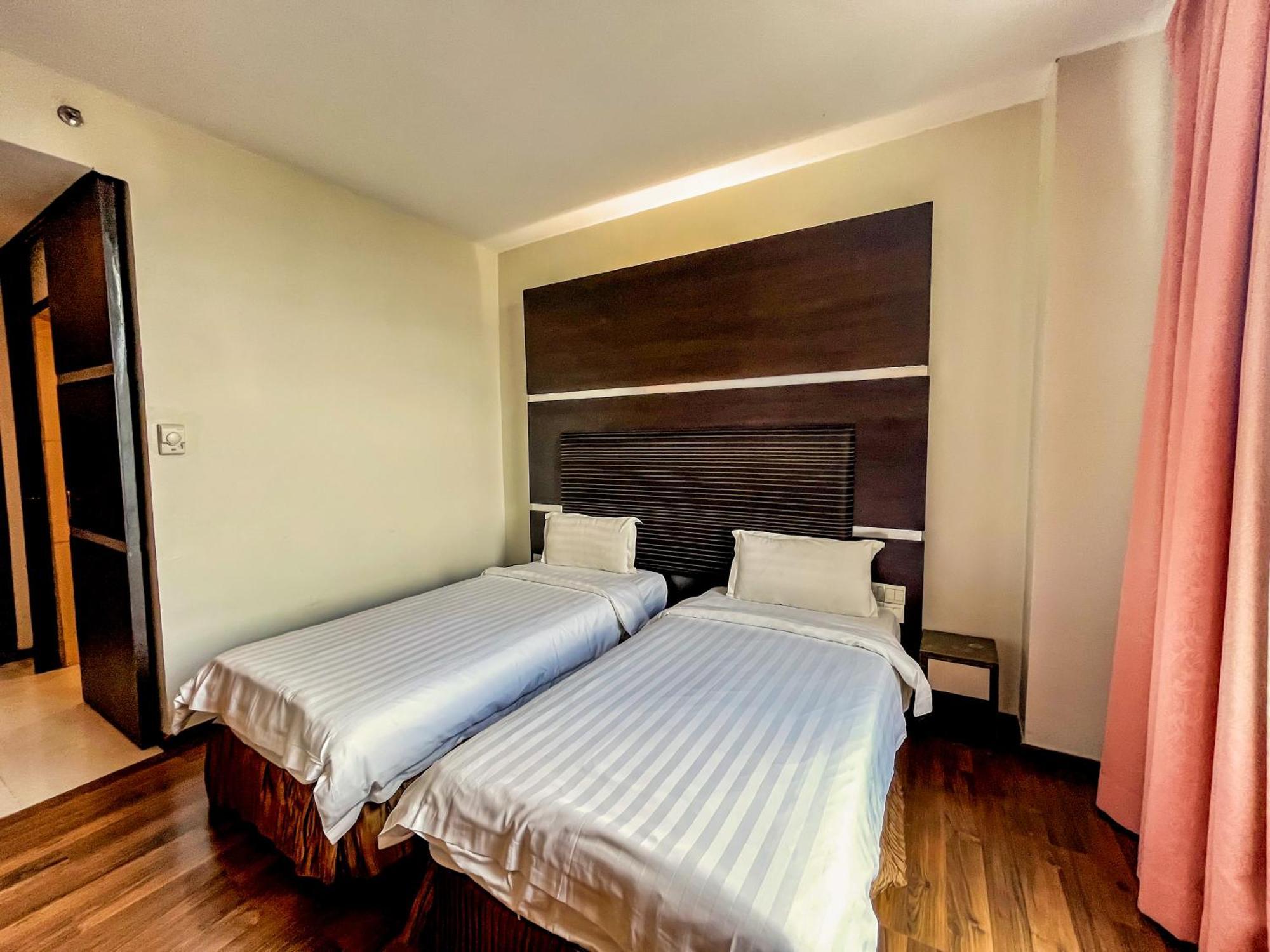 Courtyard Hotel 1Borneo Кота Кинабалу Екстериор снимка