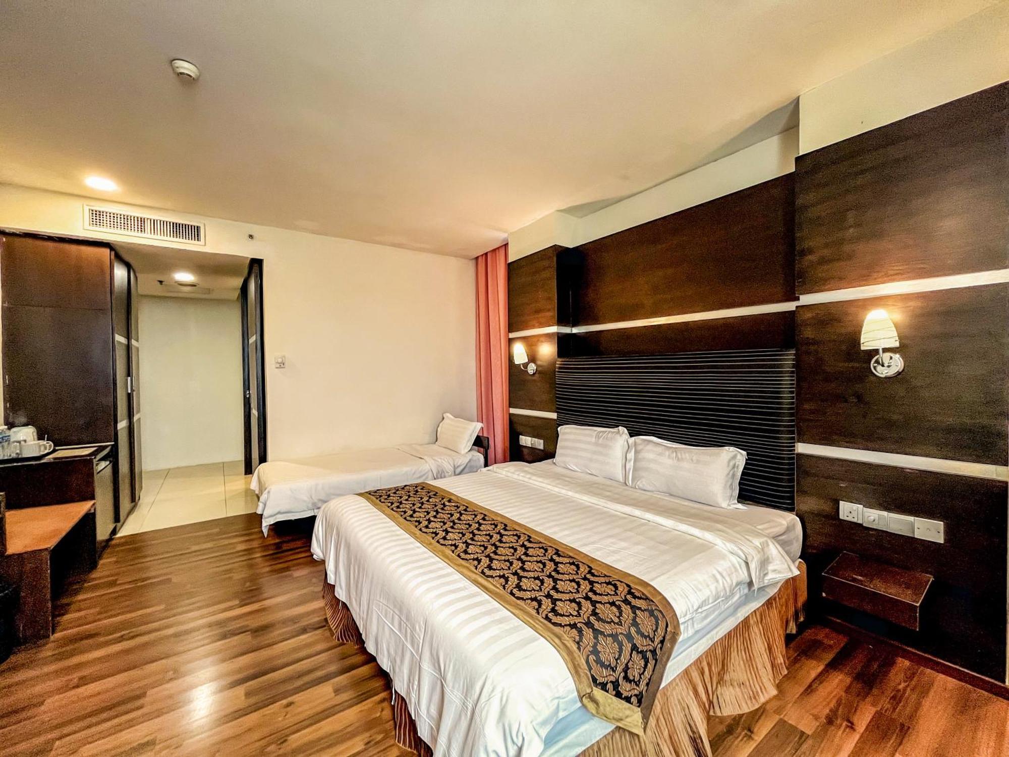 Courtyard Hotel 1Borneo Кота Кинабалу Екстериор снимка