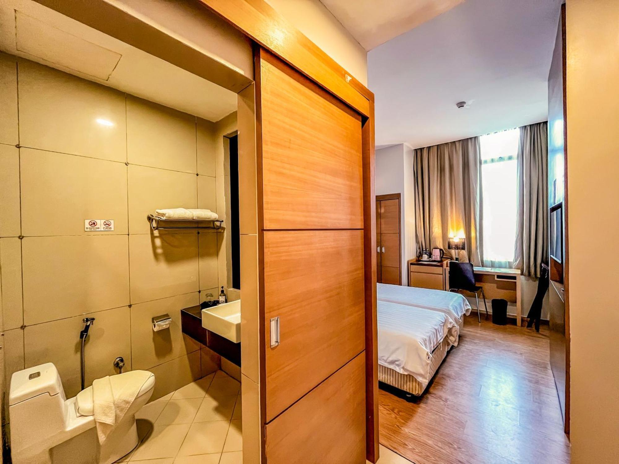 Courtyard Hotel 1Borneo Кота Кинабалу Екстериор снимка