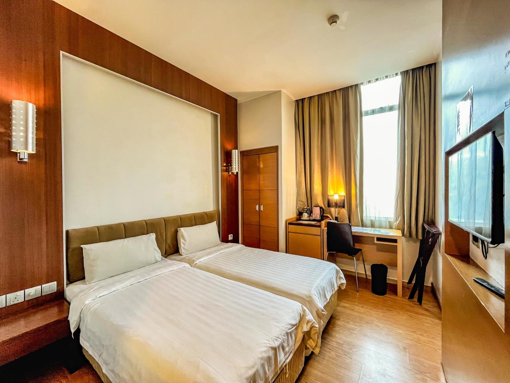 Courtyard Hotel 1Borneo Кота Кинабалу Екстериор снимка