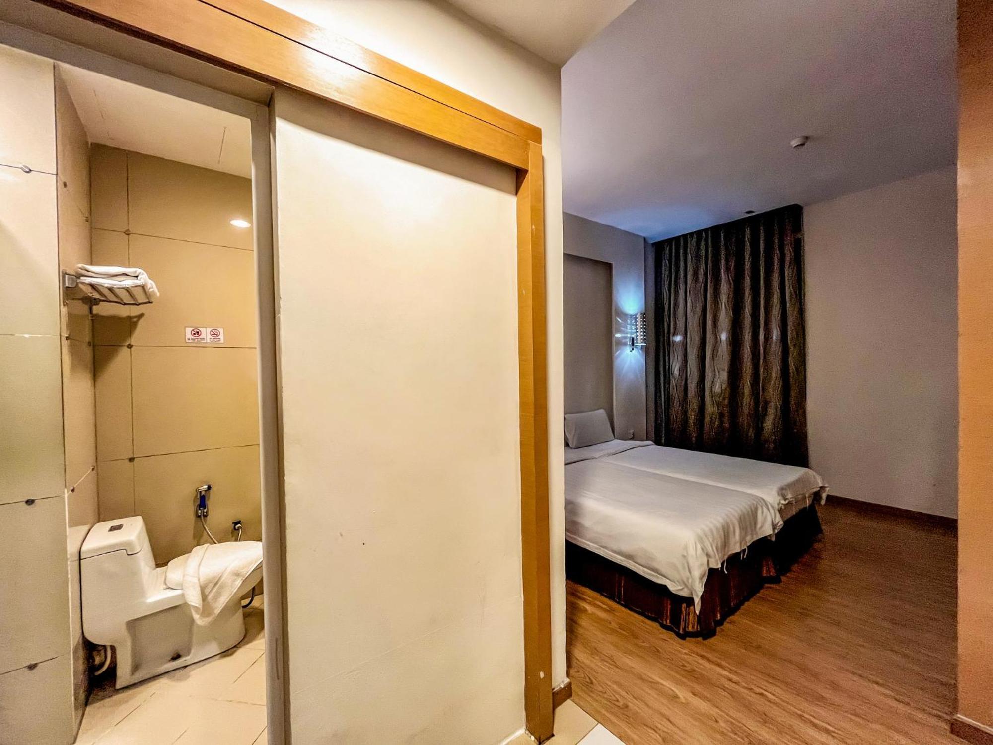 Courtyard Hotel 1Borneo Кота Кинабалу Екстериор снимка