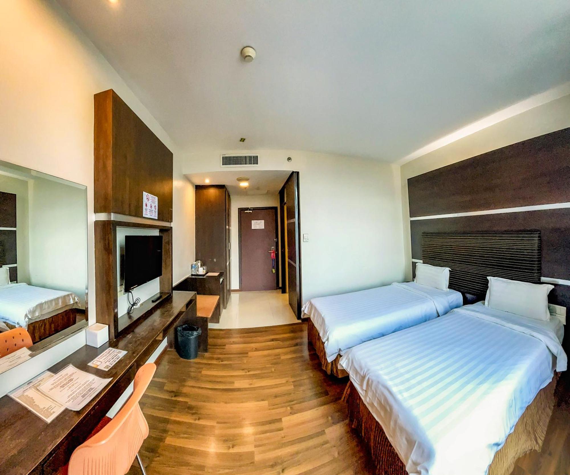 Courtyard Hotel 1Borneo Кота Кинабалу Екстериор снимка