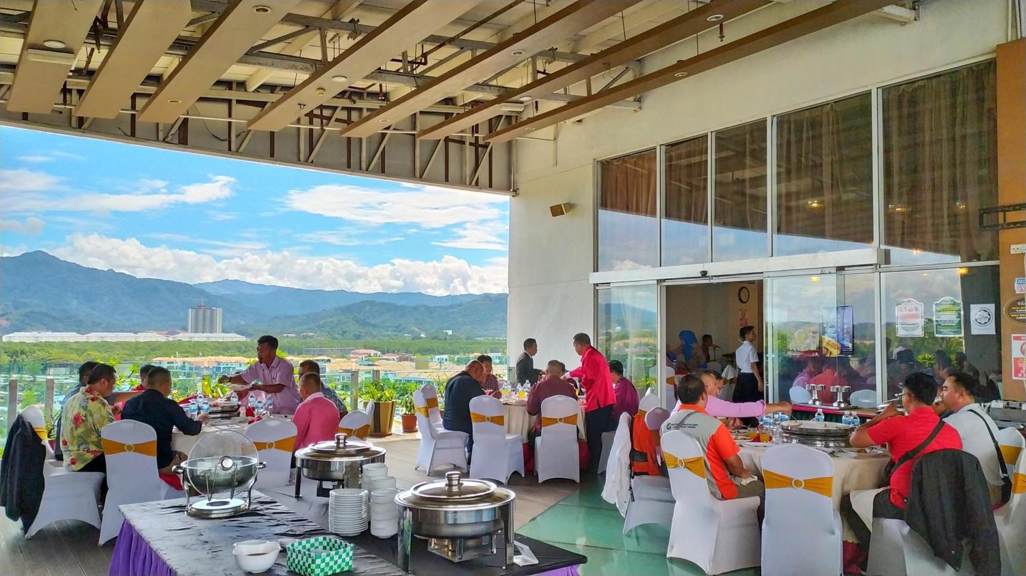 Courtyard Hotel 1Borneo Кота Кинабалу Екстериор снимка