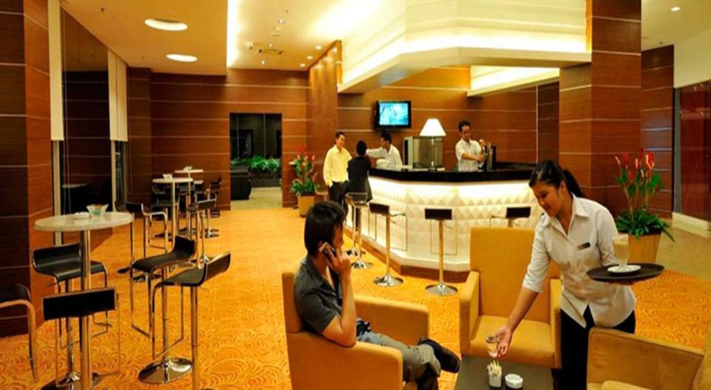 Courtyard Hotel 1Borneo Кота Кинабалу Екстериор снимка