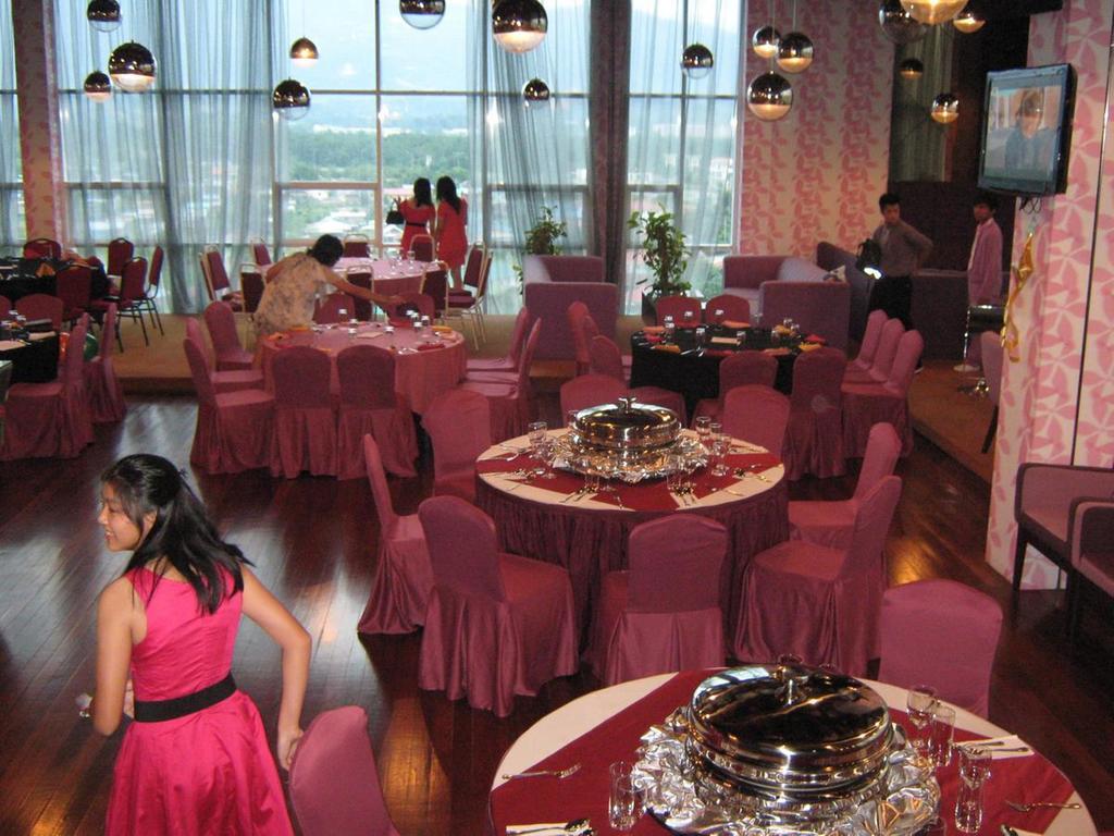 Courtyard Hotel 1Borneo Кота Кинабалу Екстериор снимка