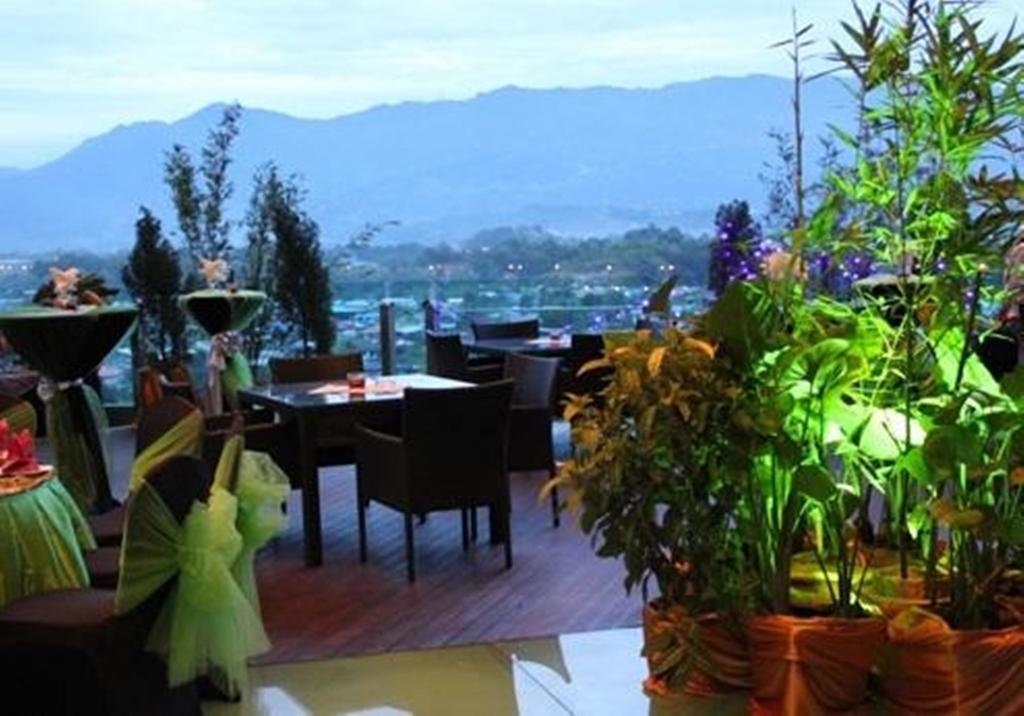 Courtyard Hotel 1Borneo Кота Кинабалу Екстериор снимка