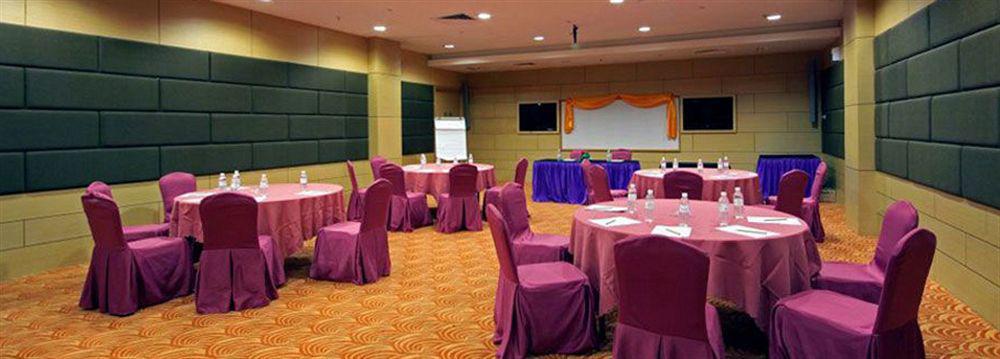 Courtyard Hotel 1Borneo Кота Кинабалу Екстериор снимка