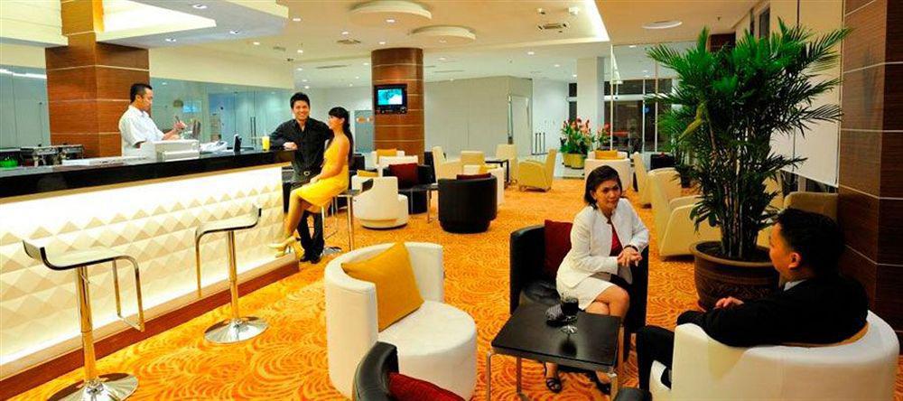 Courtyard Hotel 1Borneo Кота Кинабалу Екстериор снимка